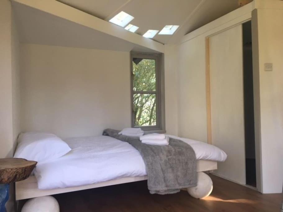 The Roundhouse - Unique Space Nestled In The Trees Begelly Bagian luar foto
